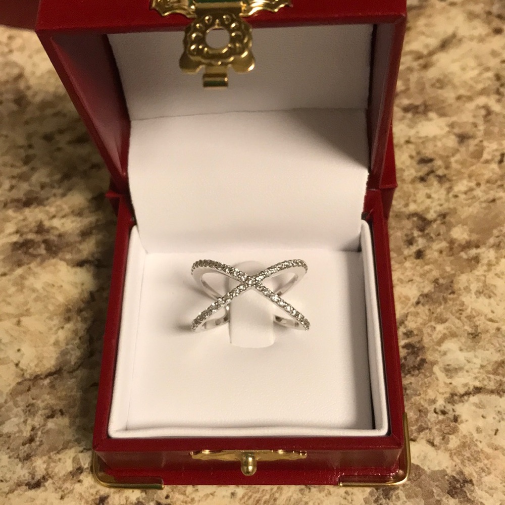 14k white gold Crisscross diamond ring